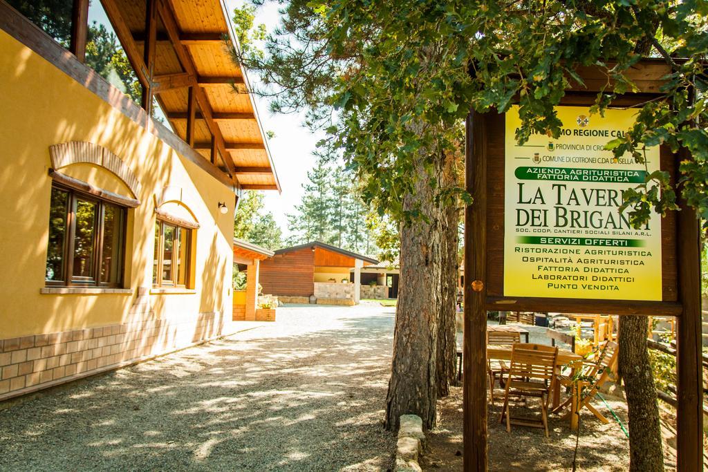 La Taverna Dei Briganti Hotel Cotronei Exterior photo